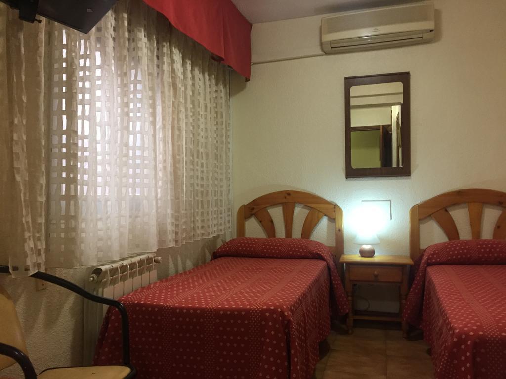 Hostal Jacinto Alcalá de Henares Exteriér fotografie